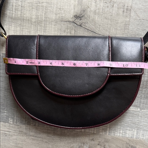Chic Black Crossbody Bag - Picture 2 of 8